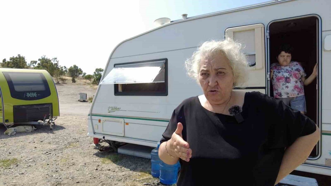 Belediye yolu beton blokla kapattı, karavancılar mahsur kaldı