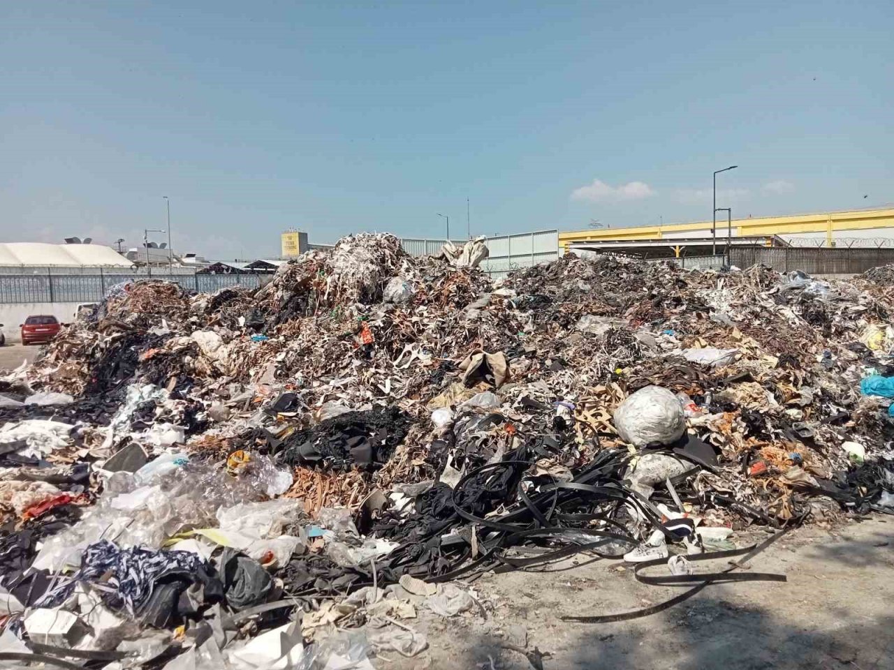 İzmir’in göbeğinde esnafı bezdiren çöp dağları: "Mikrop kapıp hasta olacağız"