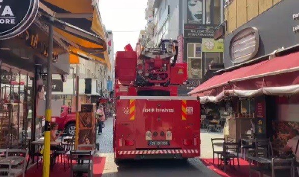 İzmir’de yangın çıkan otelde 5 kişi dumandan etkilendi