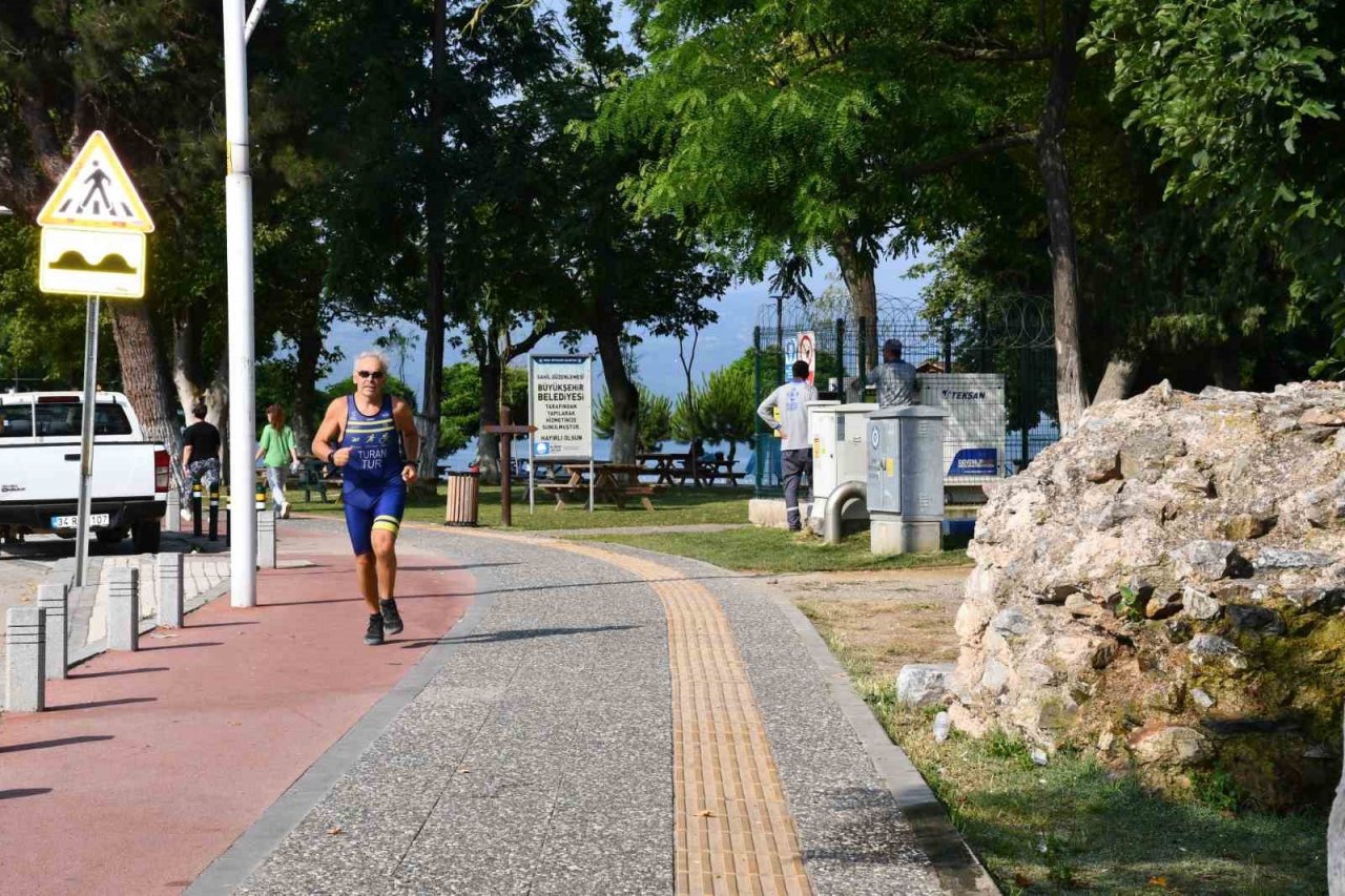 İznikli yüzücü Guınness için ter döküyor