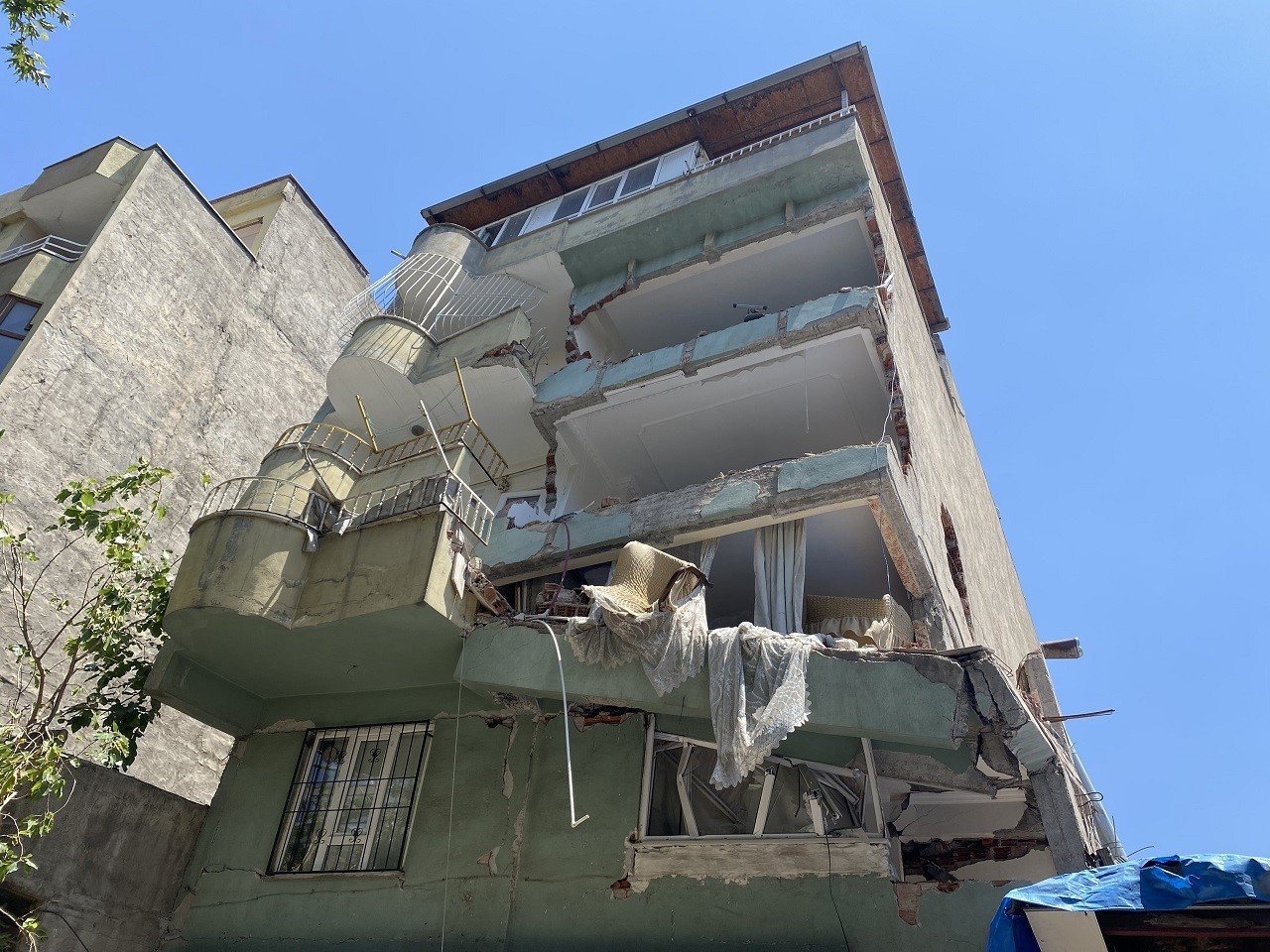 Depremde arkaya eğim alan apartman mahalleliyi tedirgin ediyor