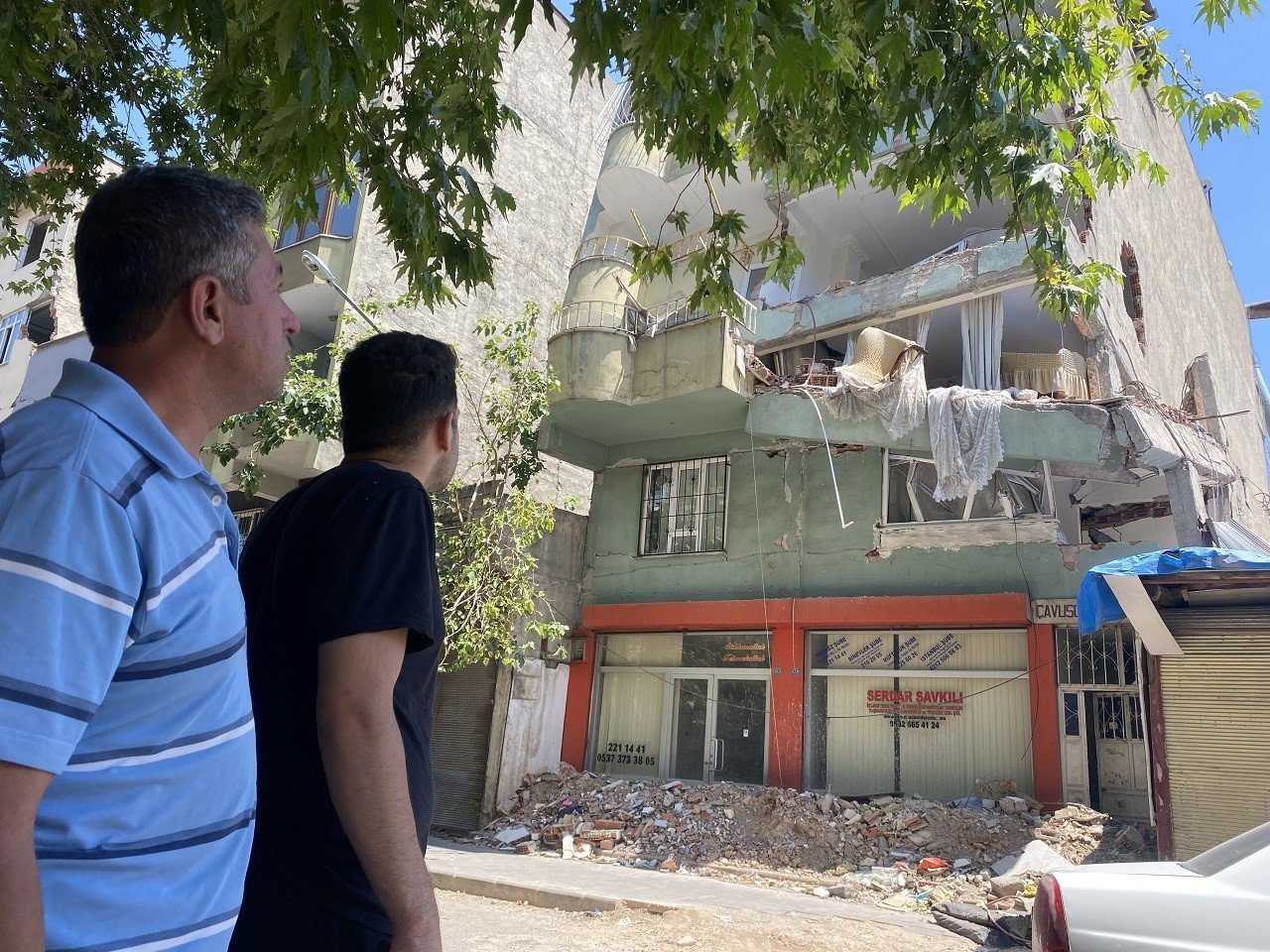 Depremde arkaya eğim alan apartman mahalleliyi tedirgin ediyor