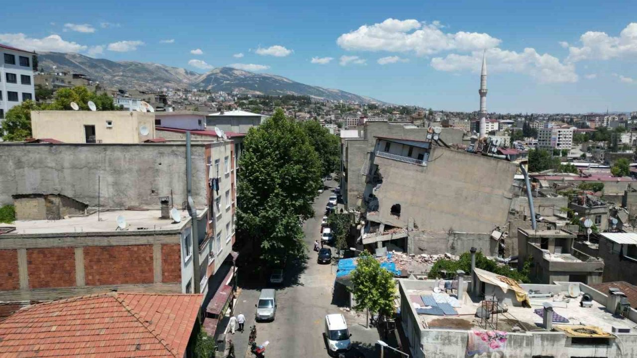 Depremde arkaya eğim alan apartman mahalleliyi tedirgin ediyor