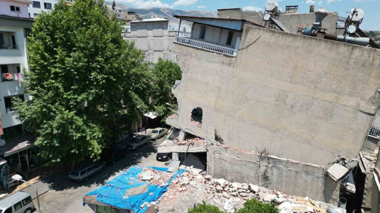 Depremde arkaya eğim alan apartman mahalleliyi tedirgin ediyor