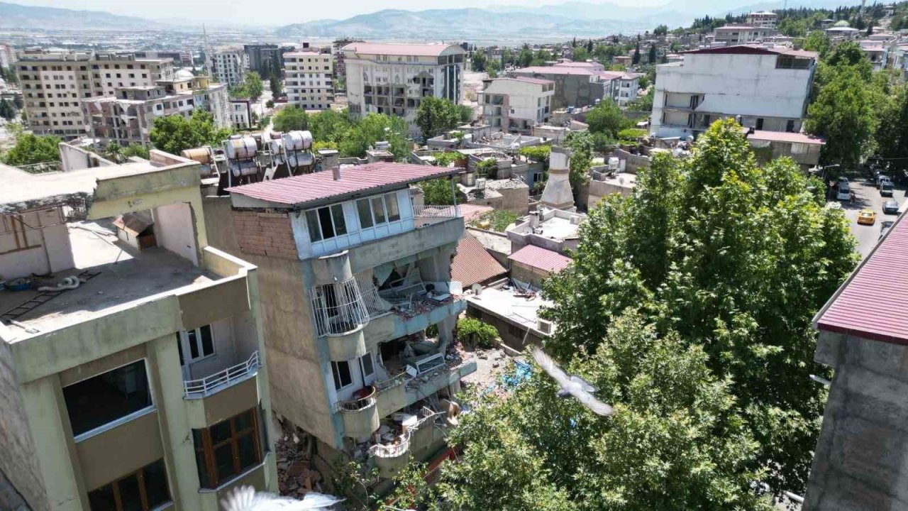 Depremde arkaya eğim alan apartman mahalleliyi tedirgin ediyor