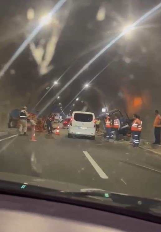 Tünel içerisinde tır ile traktör çarpıştı: 2 yaralı