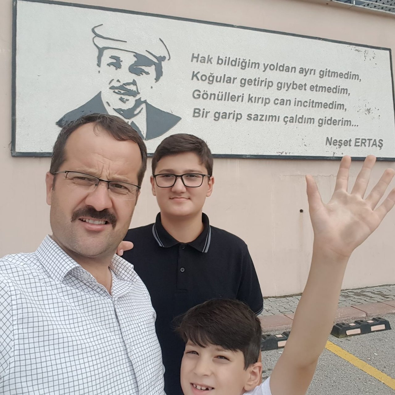 Denizde boğulma tehlikesi geçiren baba ve oğlu kurtarıldı