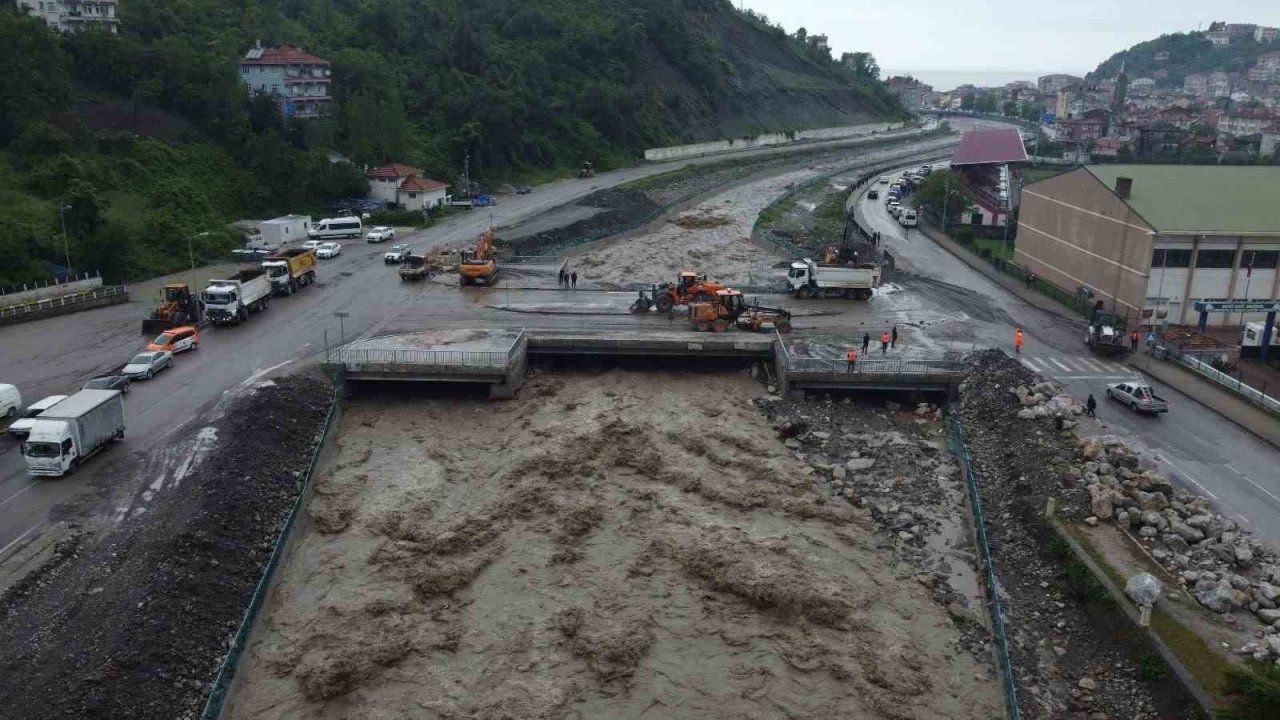 Mahalleli, her yağışta ilçeye korku yaşatan köprünün yıkılıp yeniden yapılmasını talep etti