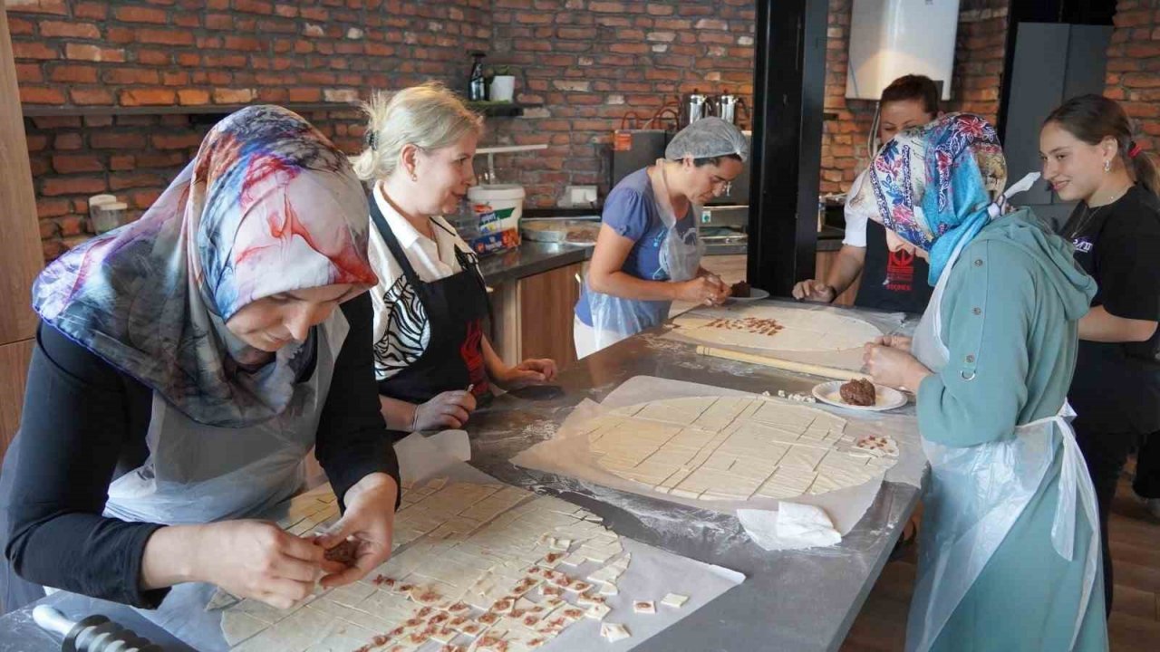Keçiören’de ödüllü mantı bükme yarışması düzenlendi