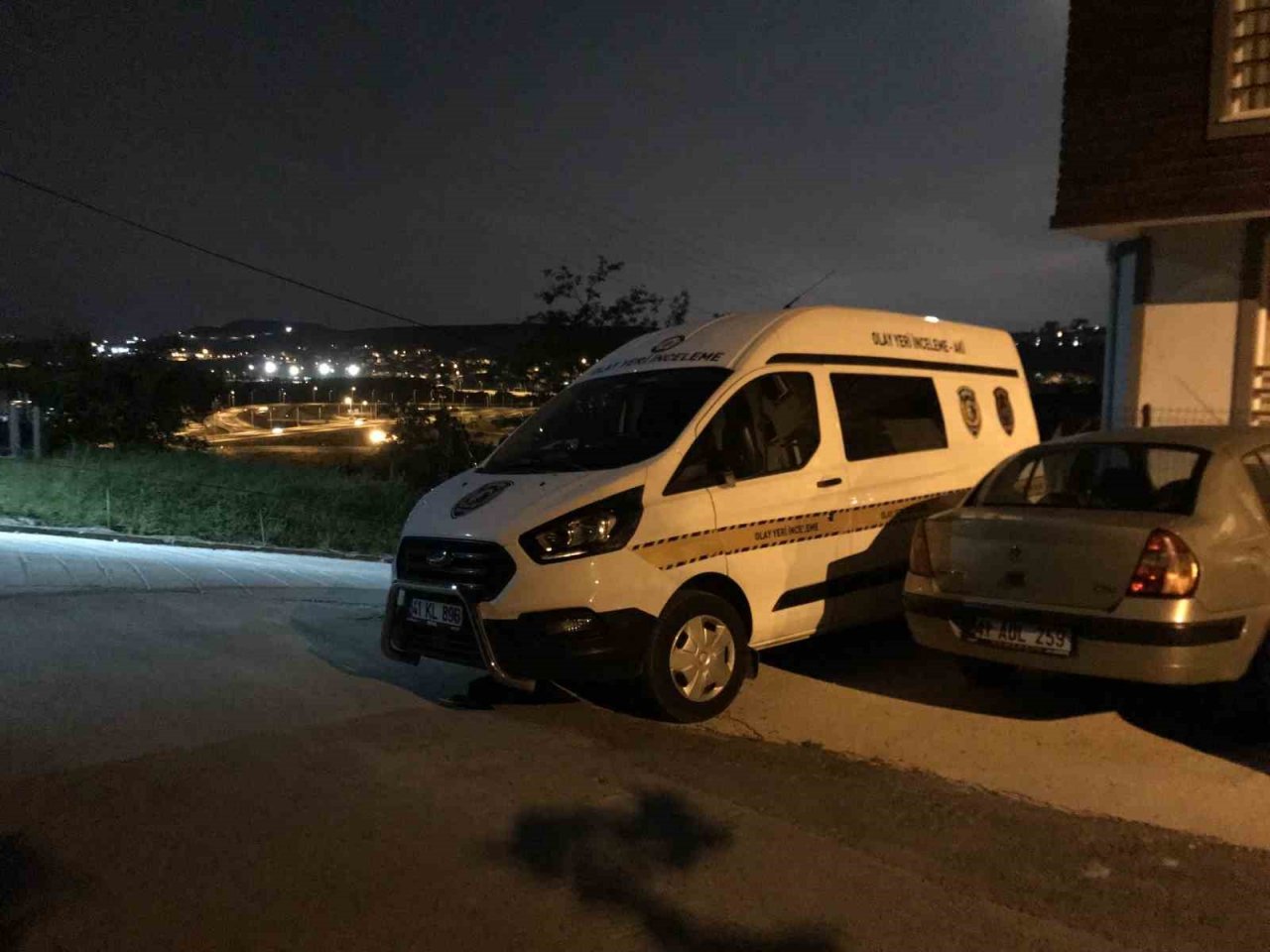 Sokakta terör estirdiler: Otomobilin camlarını kırdılar, 2 kişiyi bıçakla yaraladılar