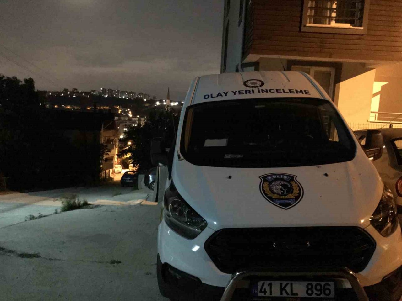Sokakta terör estirdiler: Otomobilin camlarını kırdılar, 2 kişiyi bıçakla yaraladılar