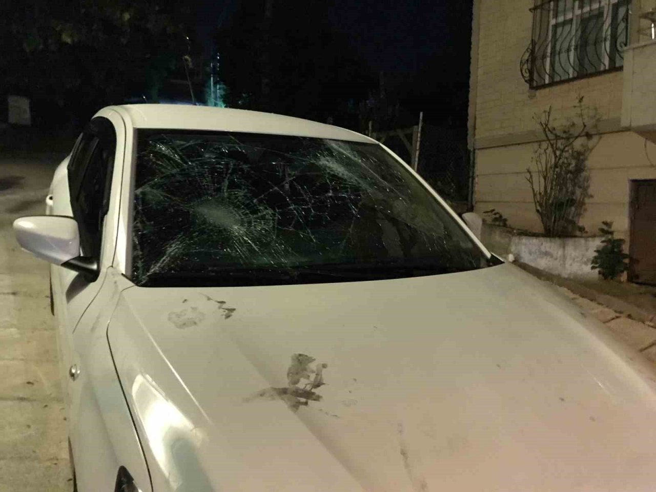 Sokakta terör estirdiler: Otomobilin camlarını kırdılar, 2 kişiyi bıçakla yaraladılar