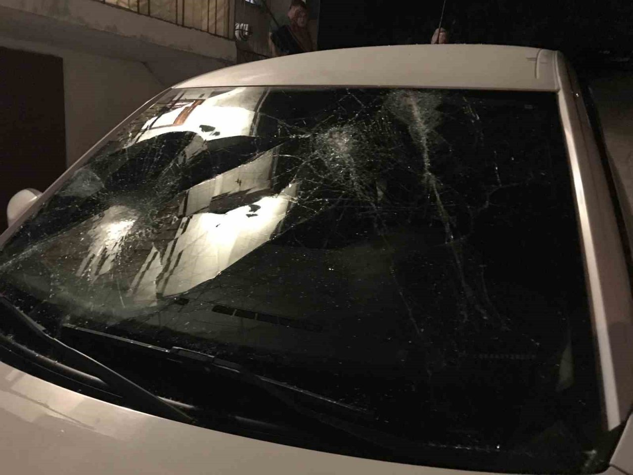 Sokakta terör estirdiler: Otomobilin camlarını kırdılar, 2 kişiyi bıçakla yaraladılar