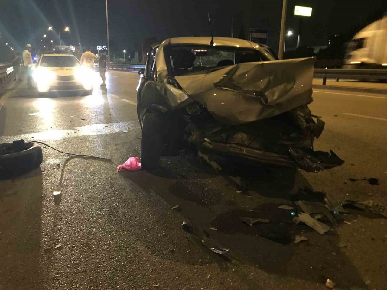 Kazada kopan tekerlek başka kazaya sebep oldu: 2 yaralı