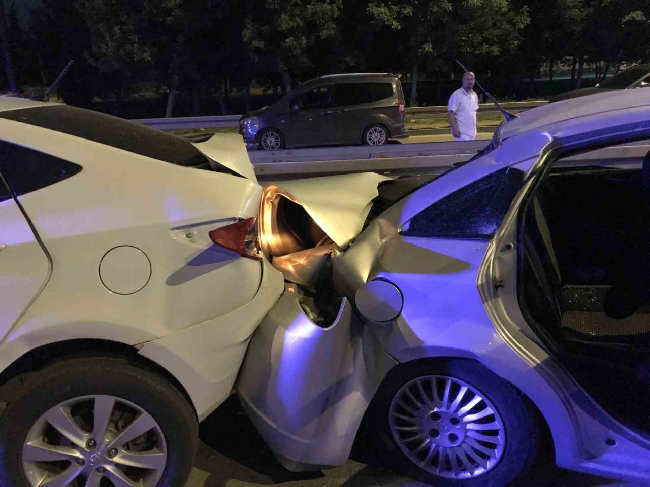 Kazada kopan tekerlek başka kazaya sebep oldu: 2 yaralı