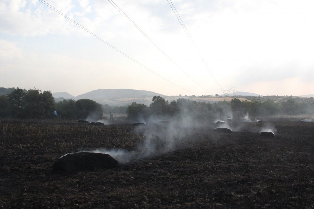 Kula’da 30 dönüm ekin tarlası yandı