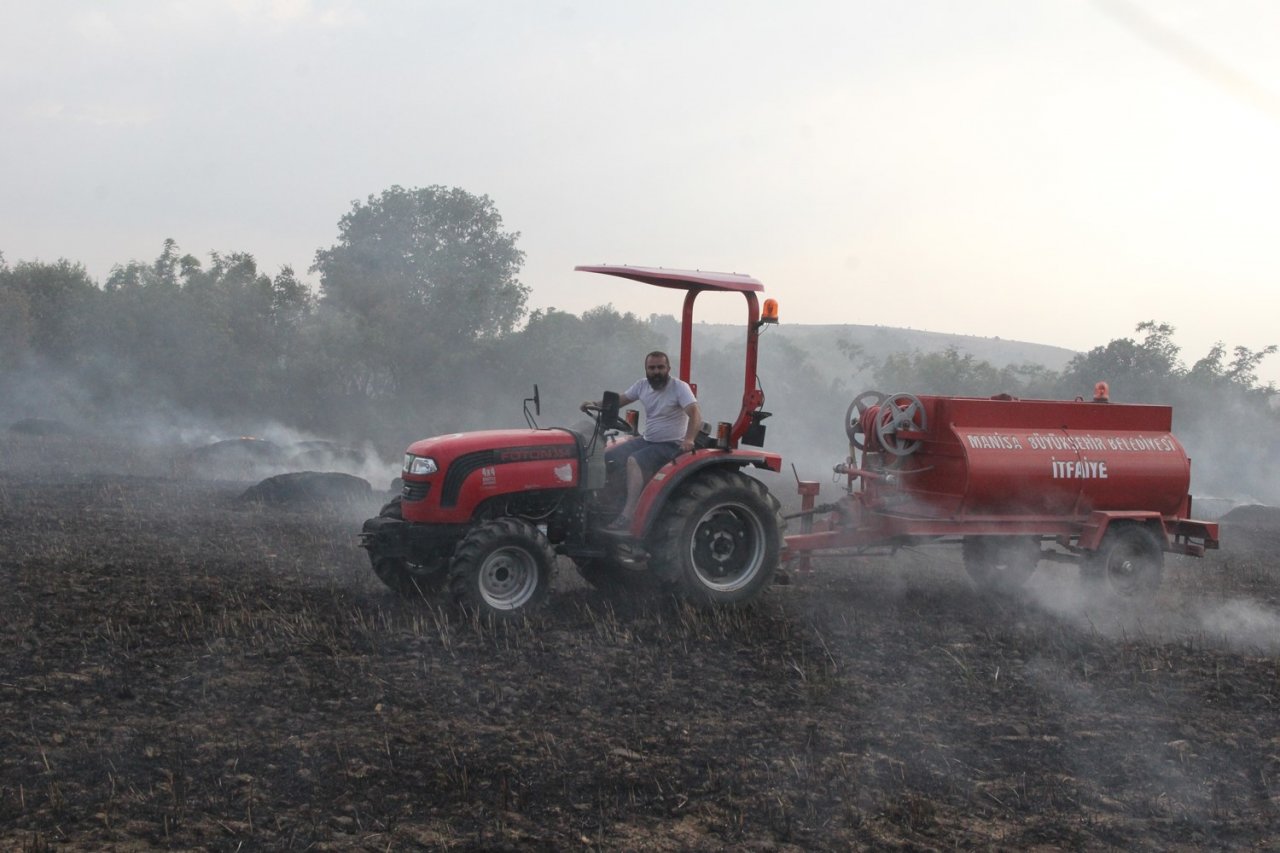 Kula’da 30 dönüm ekin tarlası yandı