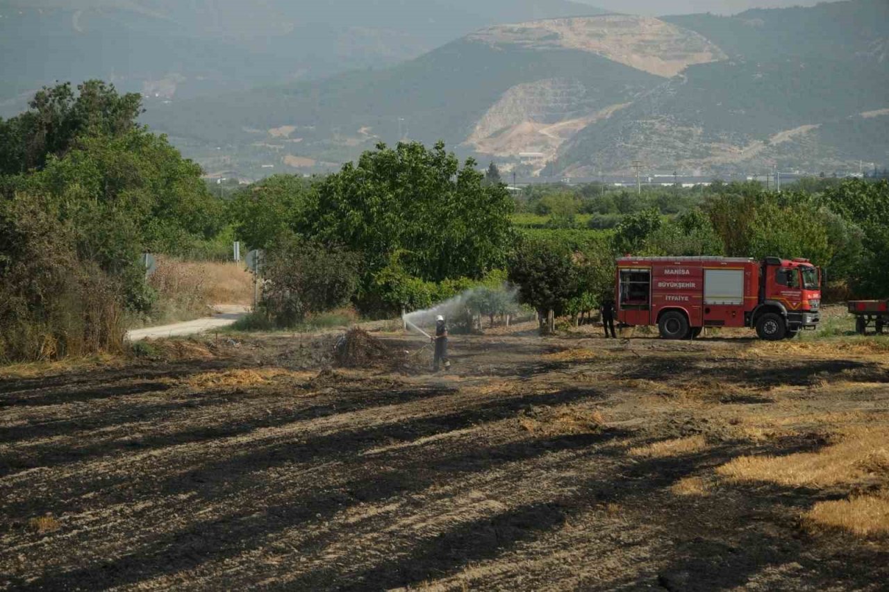 Manisa’da ekin yangını başka tarlalara sıçramadan söndürüldü