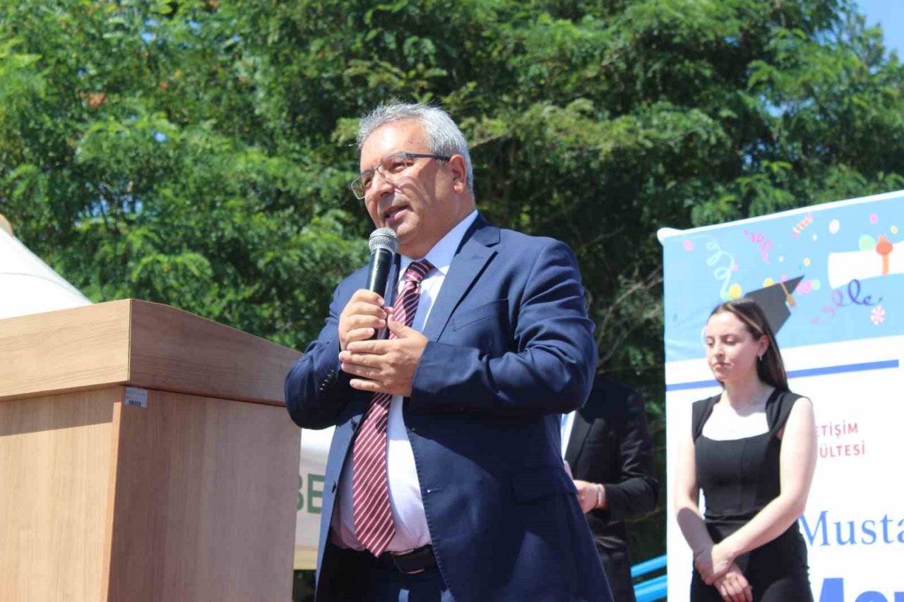 OMÜ İletişim Fakültesinde 220 öğrenci mezuniyet heyecanı yaşadı