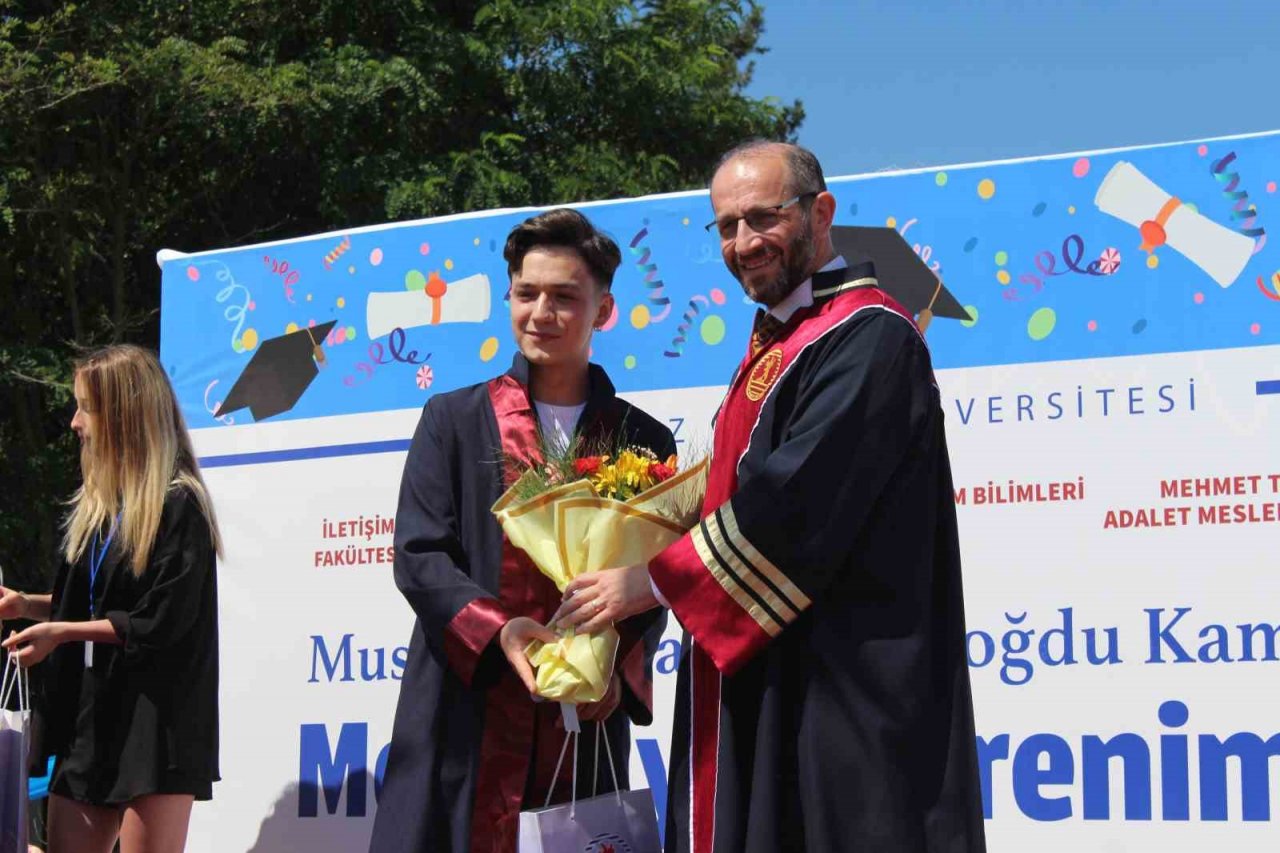 OMÜ İletişim Fakültesinde 220 öğrenci mezuniyet heyecanı yaşadı