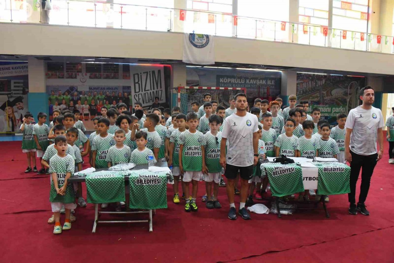 Salihli’de yaz spor kursu 2 bin öğrenci ile başladı