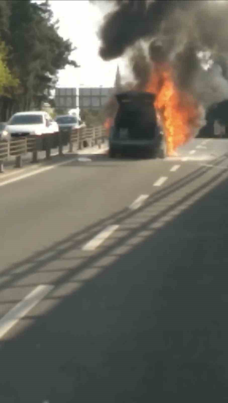 İstanbul’da otomobil alev topuna döndü: Vatandaş haber spikeri gibi olayı anlattı