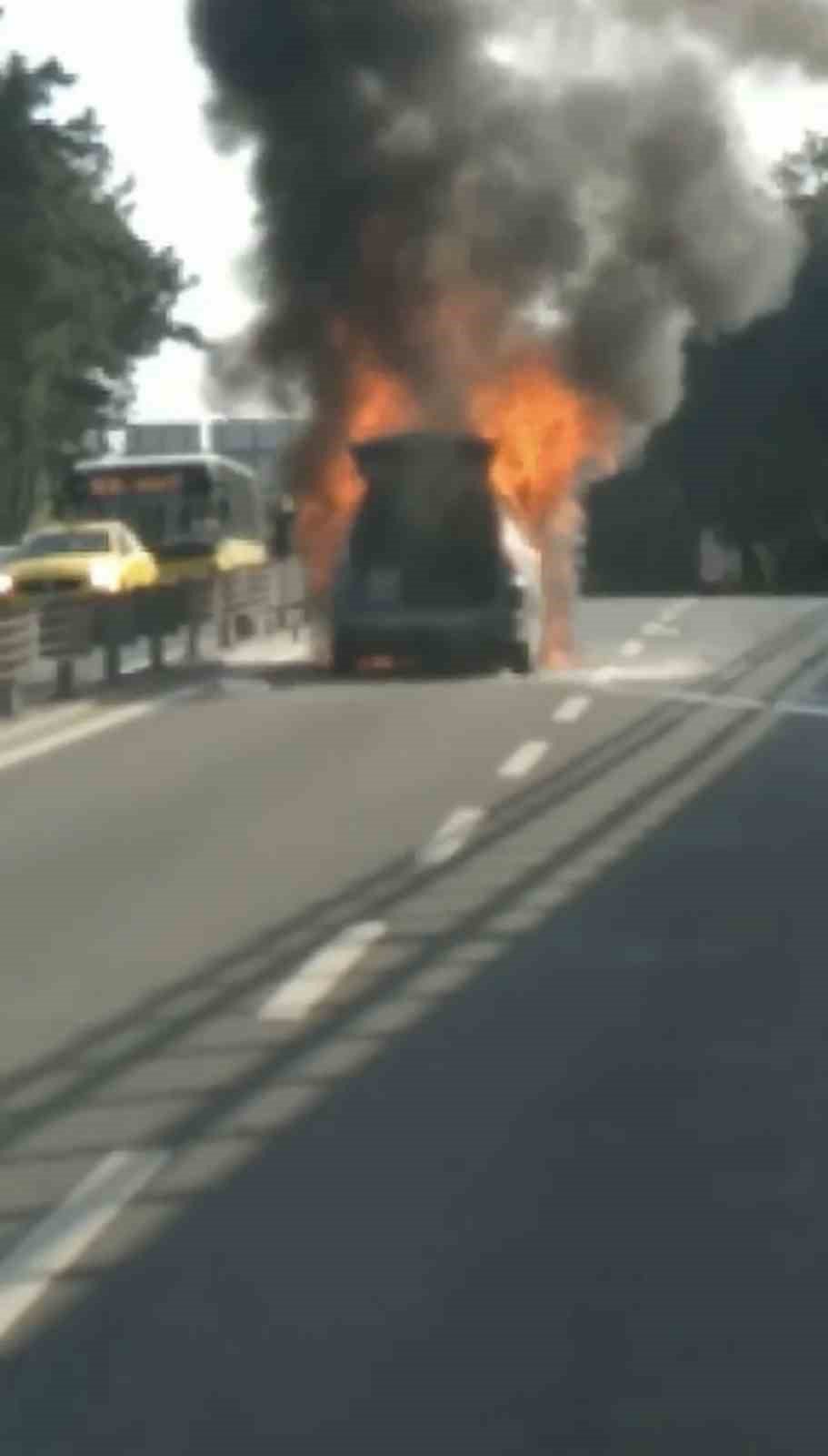 İstanbul’da otomobil alev topuna döndü: Vatandaş haber spikeri gibi olayı anlattı
