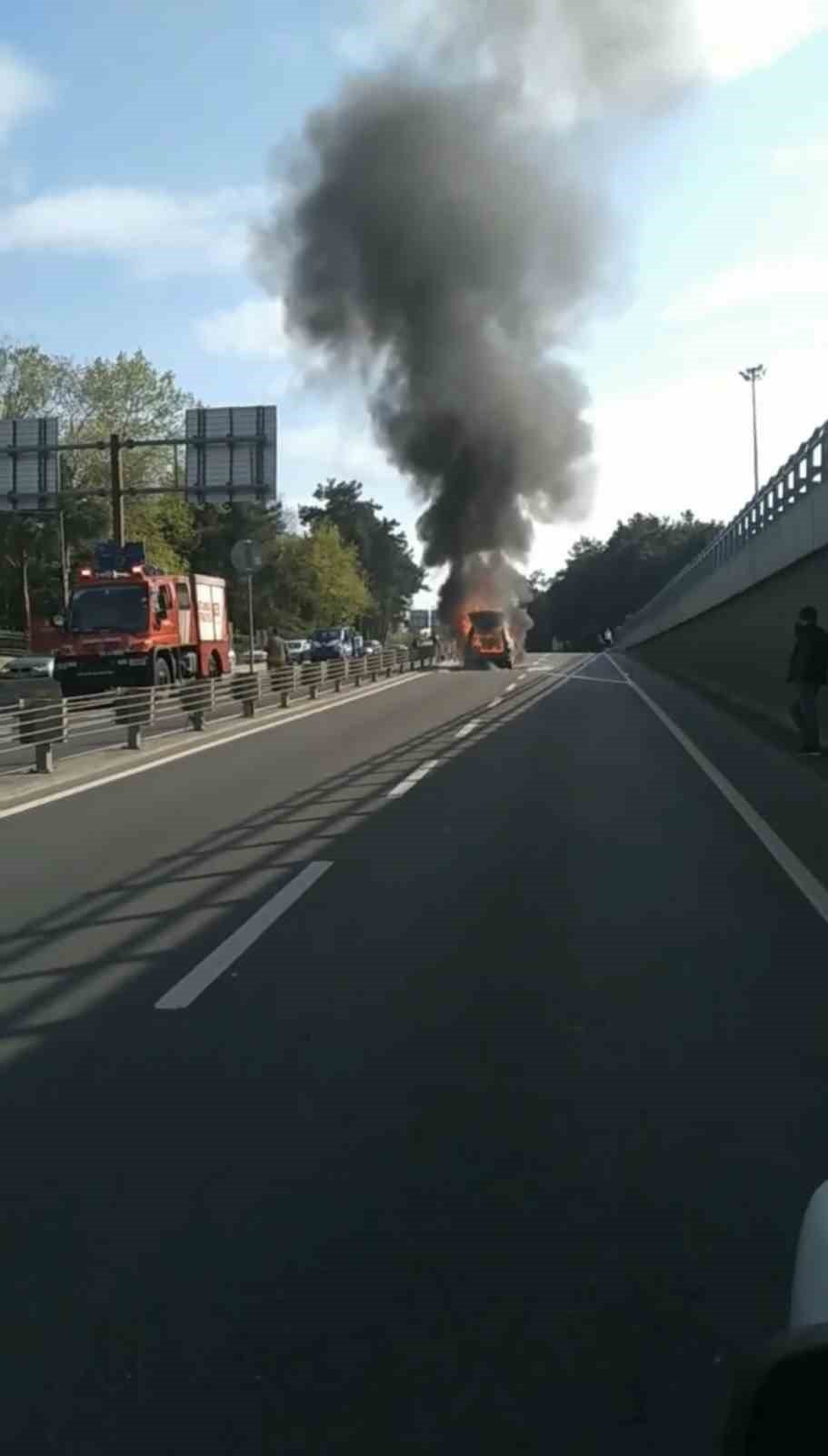 İstanbul’da otomobil alev topuna döndü: Vatandaş haber spikeri gibi olayı anlattı