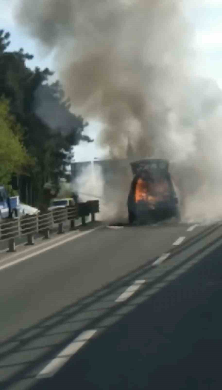 İstanbul’da otomobil alev topuna döndü: Vatandaş haber spikeri gibi olayı anlattı