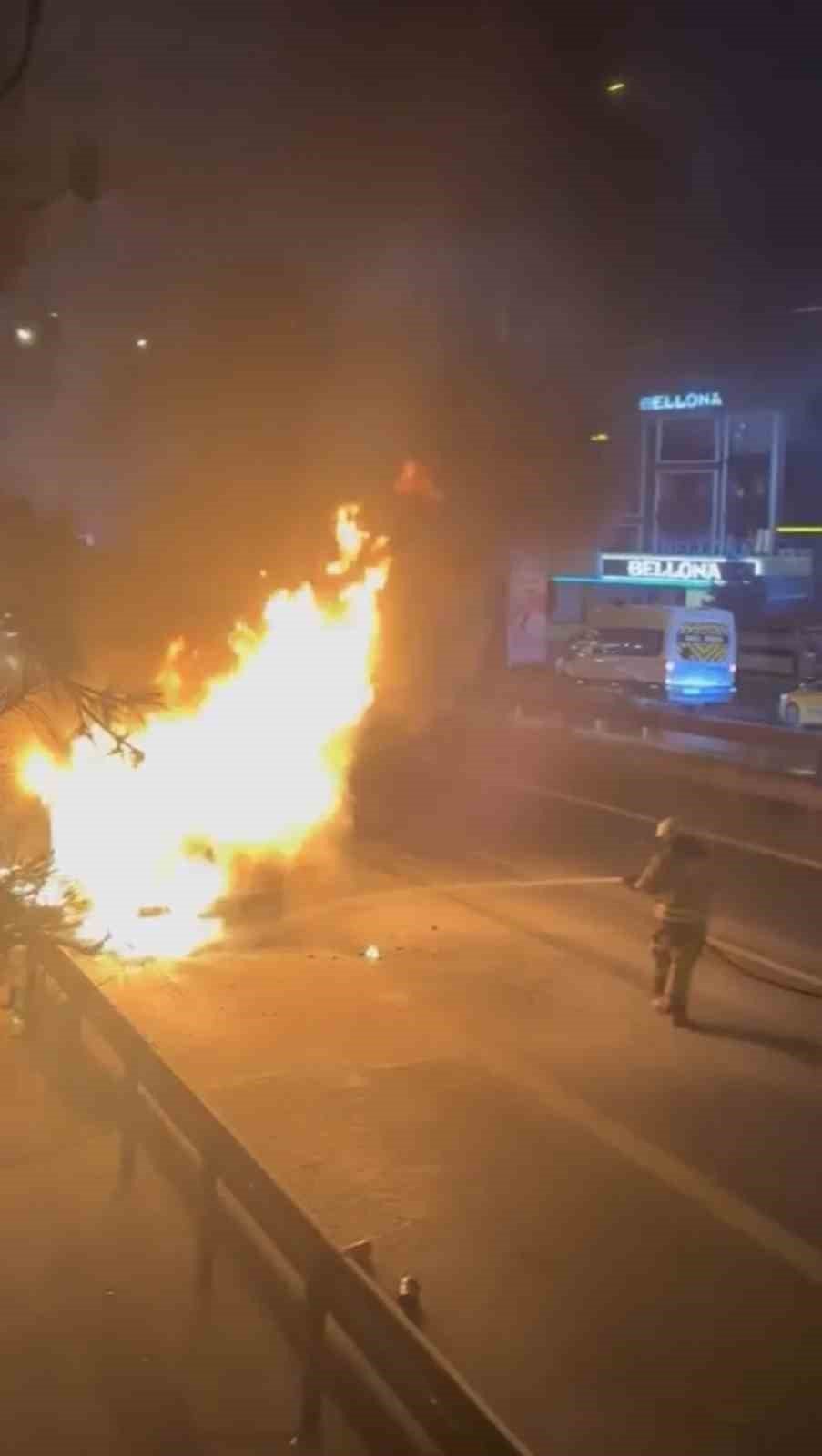 İstanbul’da otomobil alev topuna döndü: Vatandaş haber spikeri gibi olayı anlattı
