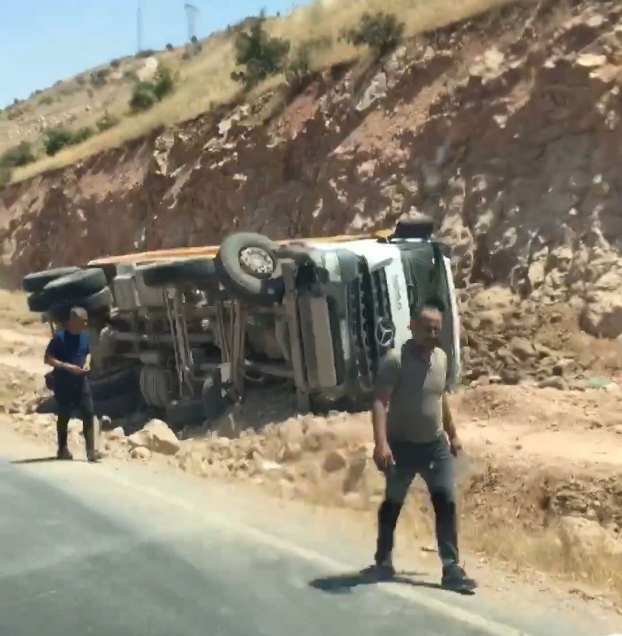 Siirt’te kamyon devrildi: 1 yaralı