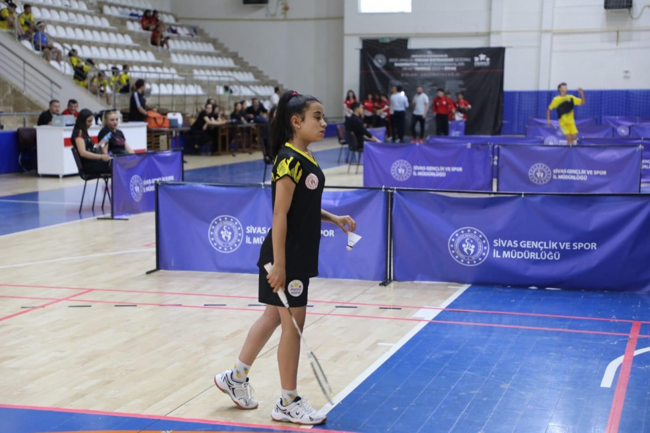 ANALİG badminton grup müsabakaları Sivas’ta başladı