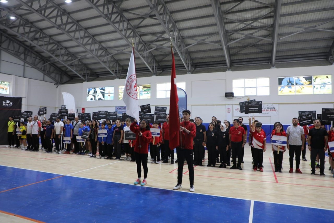 ANALİG badminton grup müsabakaları Sivas’ta başladı