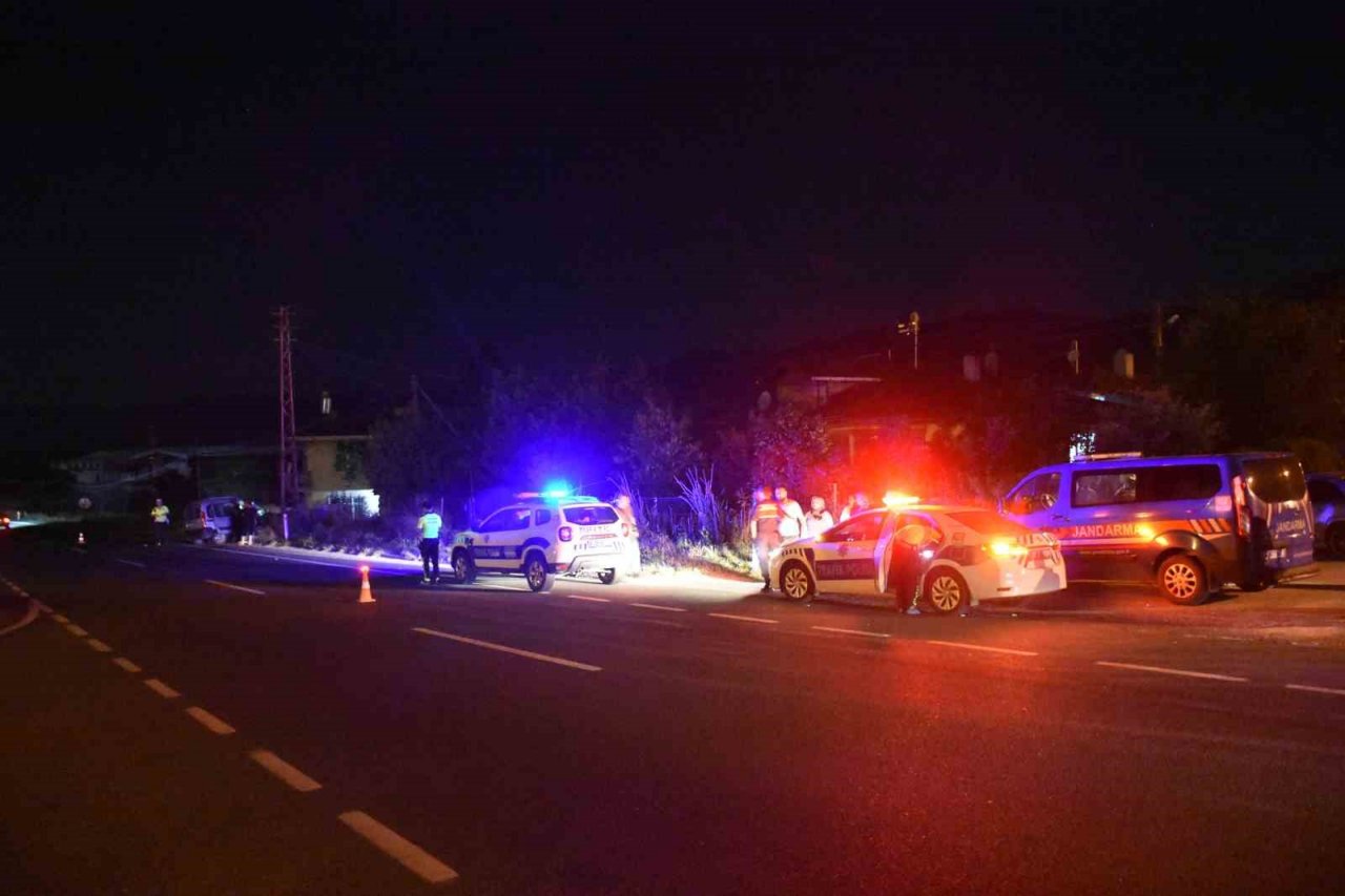 Tosya’da D100’de iki araç çarpıştı: 3 yaralı