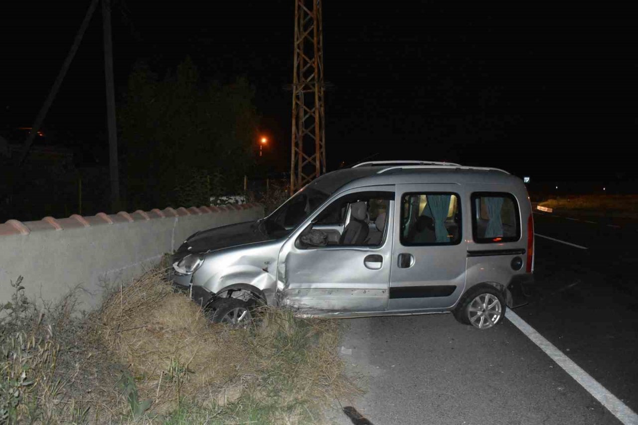 Tosya’da D100’de iki araç çarpıştı: 3 yaralı