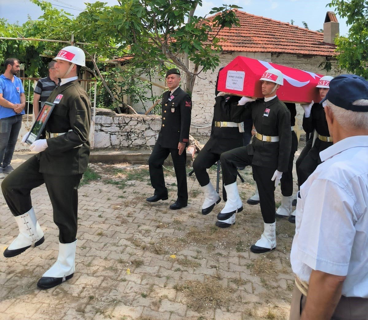 Kalp krizi sonucu hayatını kaybeden asker, törenle toprağa verildi