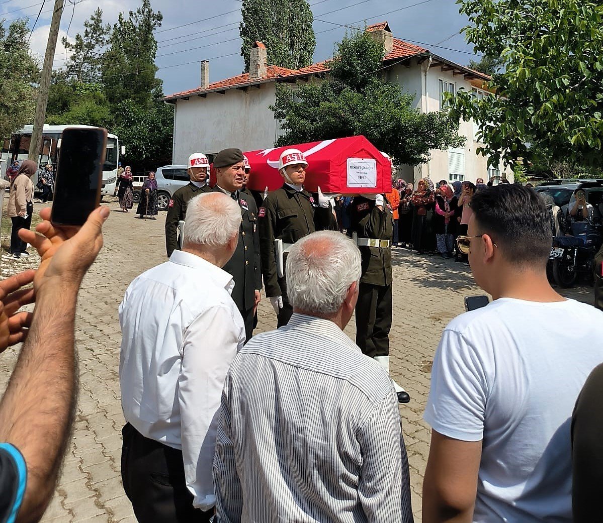 Kalp krizi sonucu hayatını kaybeden asker, törenle toprağa verildi