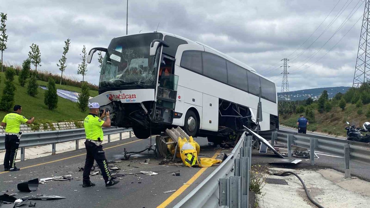 Ümraniye’de yolcu otobüsü refüje çıktı: 1 yaralı