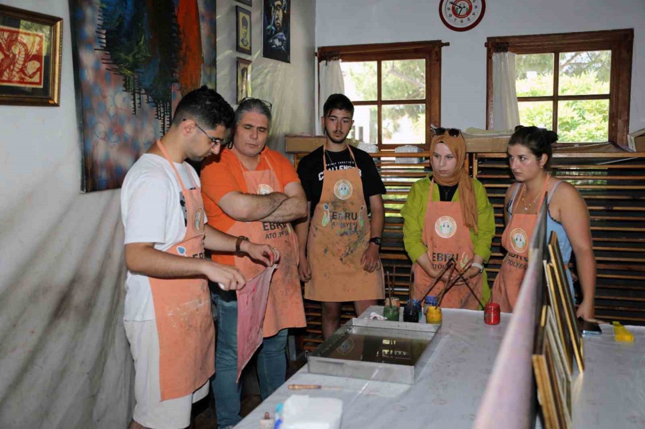 Yabancı öğrenciler ‘Ebru’ sanatını öğreniyor