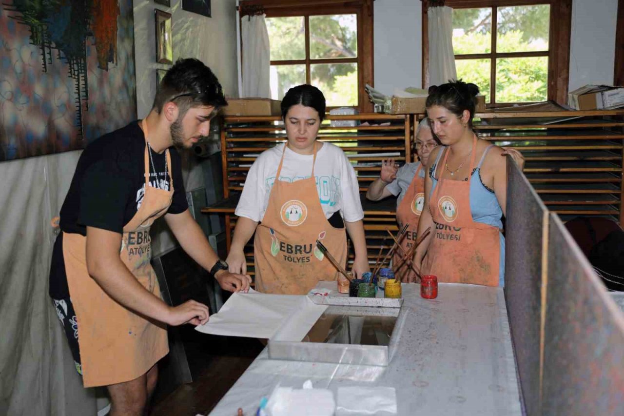 Yabancı öğrenciler ‘Ebru’ sanatını öğreniyor