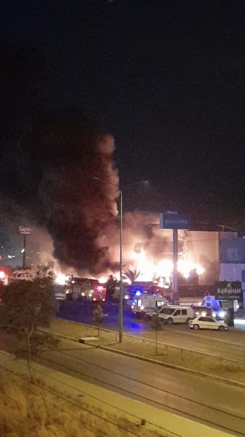 Burhaniye’de mobilya mağazası yandı