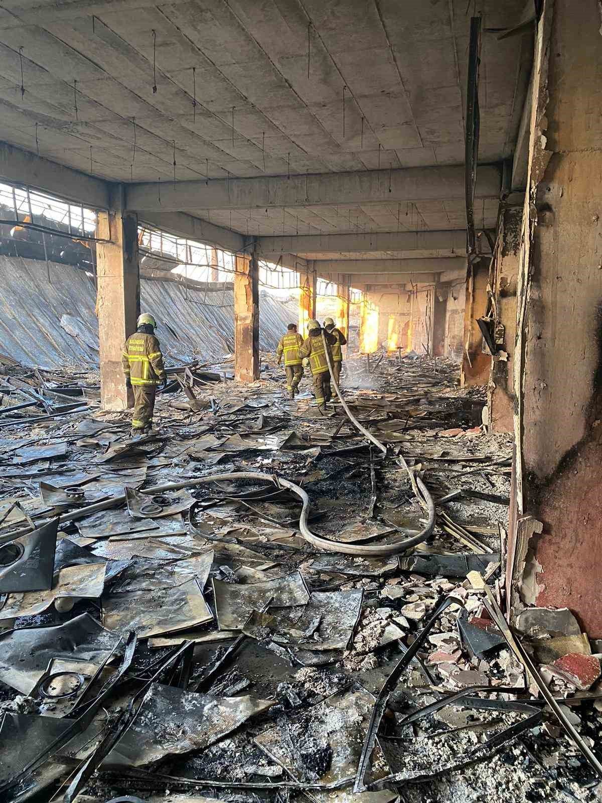 Burhaniye’de mobilya mağazası yandı