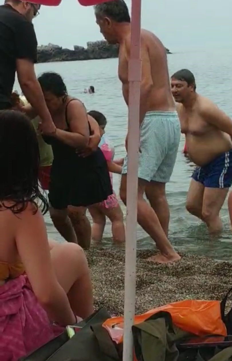 Boğulma tehlikesi geçiren kadının imdadına cankurtaran yetişti