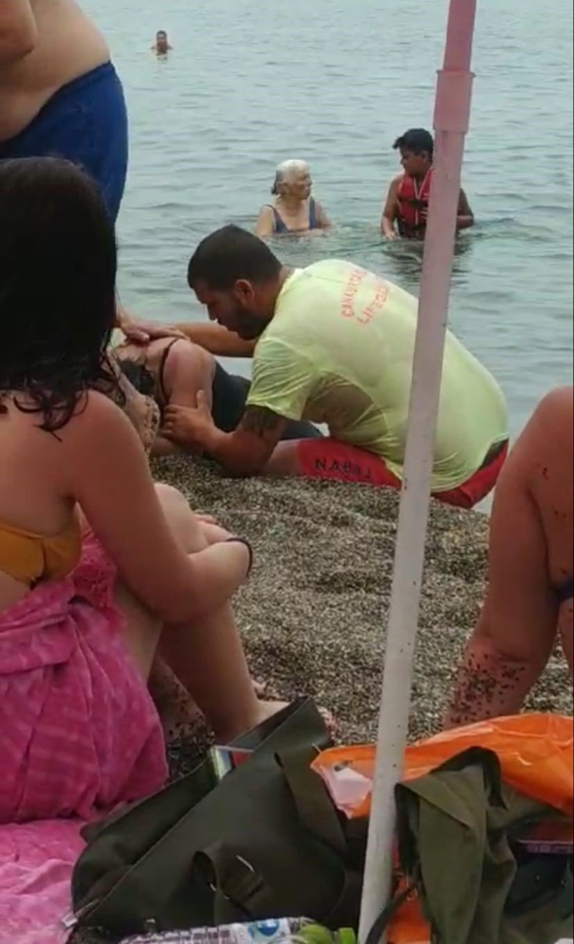 Boğulma tehlikesi geçiren kadının imdadına cankurtaran yetişti