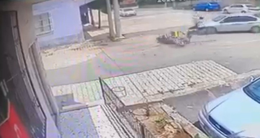 İki farklı kaza anı güvenlik kamerasına yansıdı