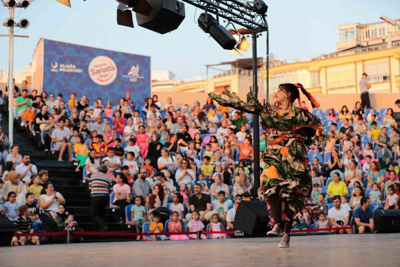 Aliağa’da tiyatro şöleni ‘Şeker Portakalı’ ile başladı