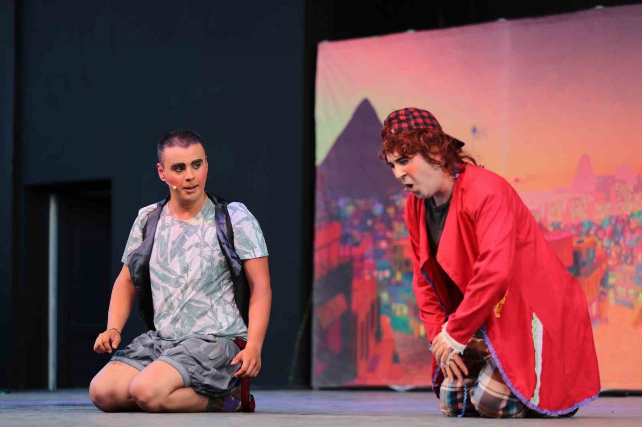 Aliağa’da tiyatro şöleni ‘Şeker Portakalı’ ile başladı