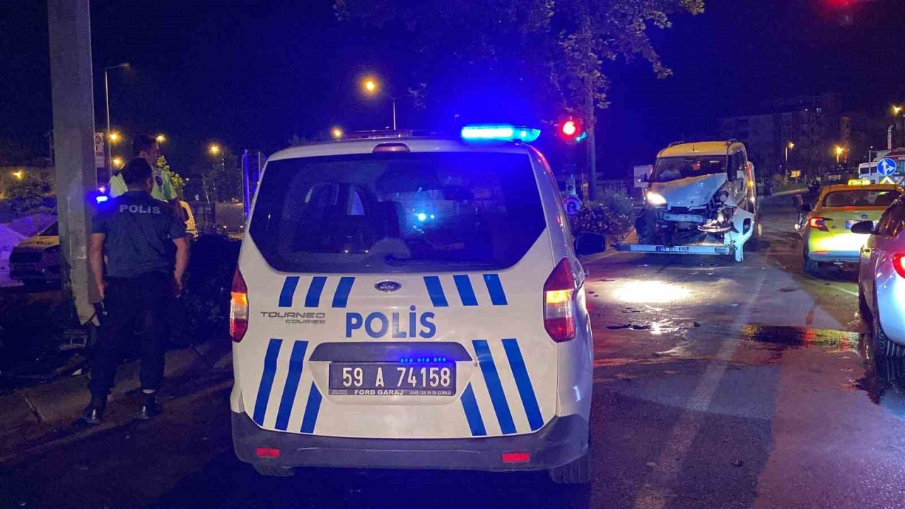 Alkollü sürücü emniyetin PTS direğine çarptı: 1 yaralı