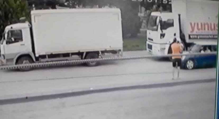 Araçların arasından geçmeye çalışan çocuğu esnaf ezilmekten kurtardı