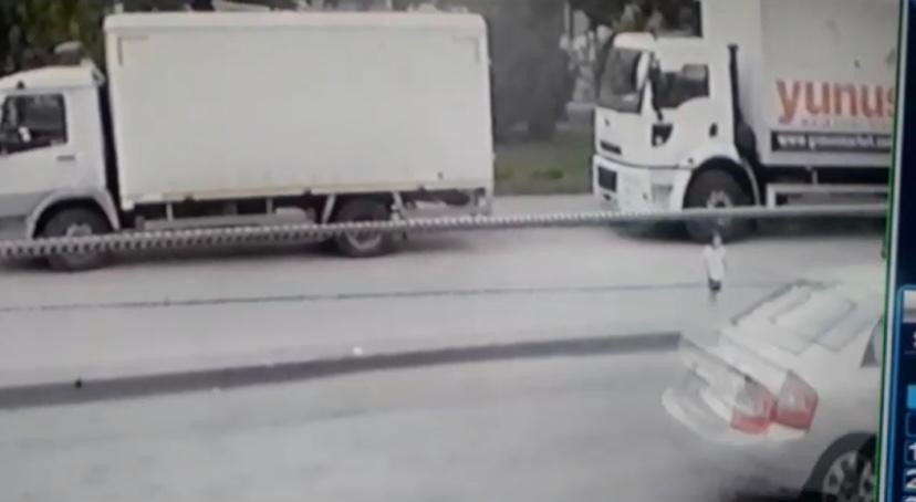 Araçların arasından geçmeye çalışan çocuğu esnaf ezilmekten kurtardı